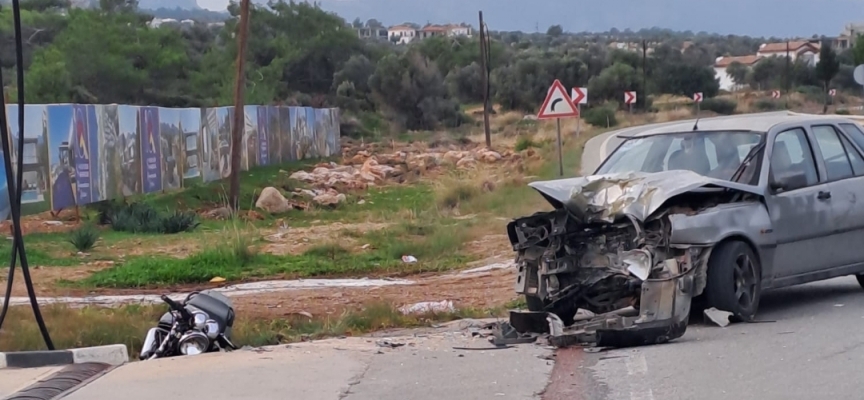 Girne Tatlısu anayolunda bir motosiklet ile araba çarpıştı… Motosiklet sürücüsü ağır yaralı