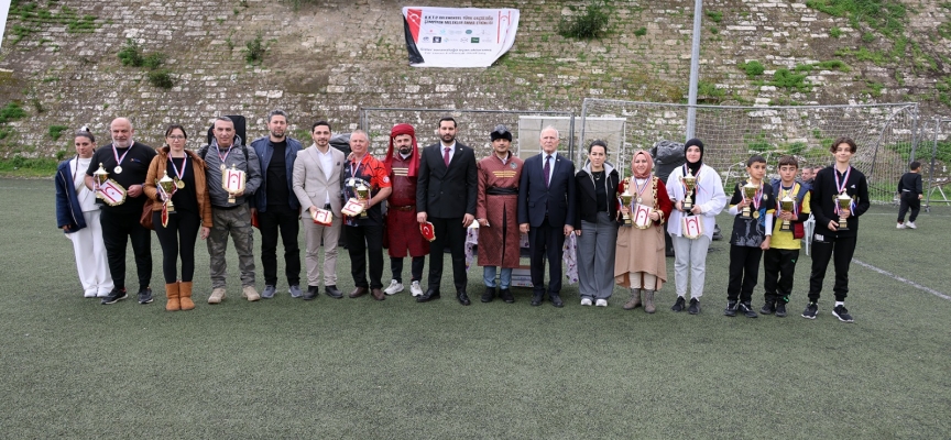 Töre, Şampiyon Melekler anısına düzenlenen okçuluk yarışmasının ödül törenine katıldı