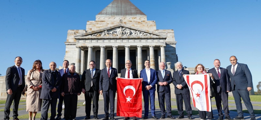 Cumhurbaşkanı Tatar Melbourne’da, Shrine of Remembrance Anıtı’na çelenk sundu, Avustralya Türk Dostluk Anıtı’nı ziyaret etti