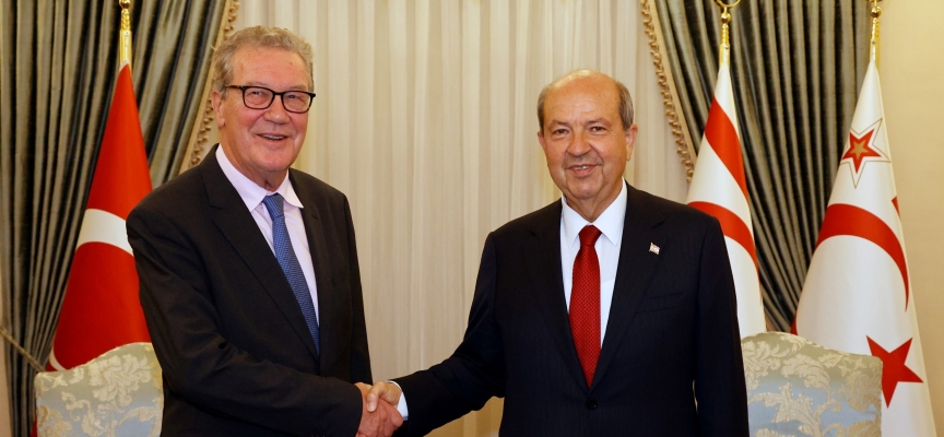 Cumhurbaşkanı Tatar, eski BM Genel Sekreteri Kıbrıs Özel Danışmanı Alexander Downer’i kabul etti