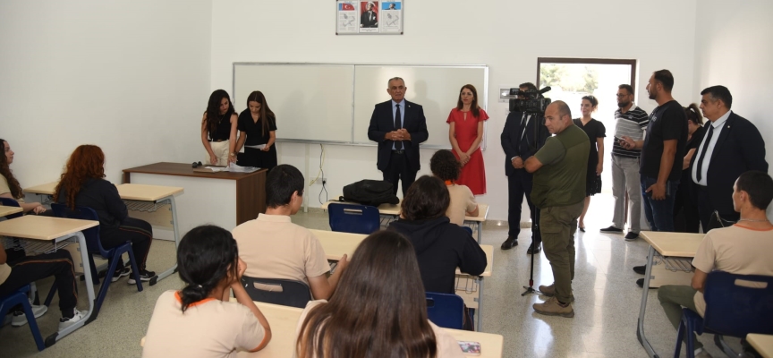 Orta dereceli okullarda karneler dağıtıldı… Çavuşoğlu, Esin Leman Lisesi’ni ziyaret ederek öğrencilere karnelerini takdim etti