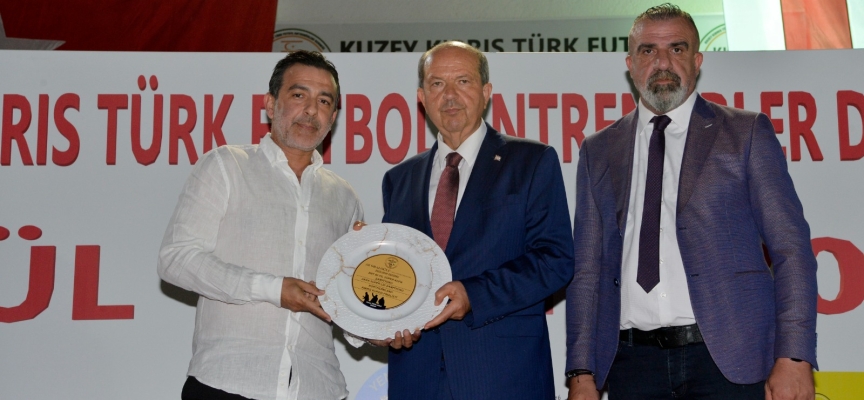 Cumhurbaşkanı Tatar, futbol antrenörlerine ödüllülerini takdim etti