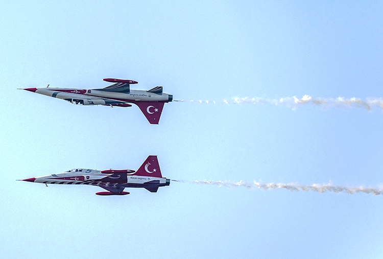 Türk Yıldızları, Kıbrıs Barış Harekatı’nın 50’nci yılı kapsamında Girne’de prova uçuşu gerçekleştirdi