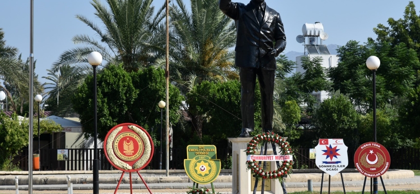 Kıbrıs Barış Harekatı’nın 50’nci yıl dönümü nedeniyle Bülent Ecevit heykeli önünde tören düzenlendi