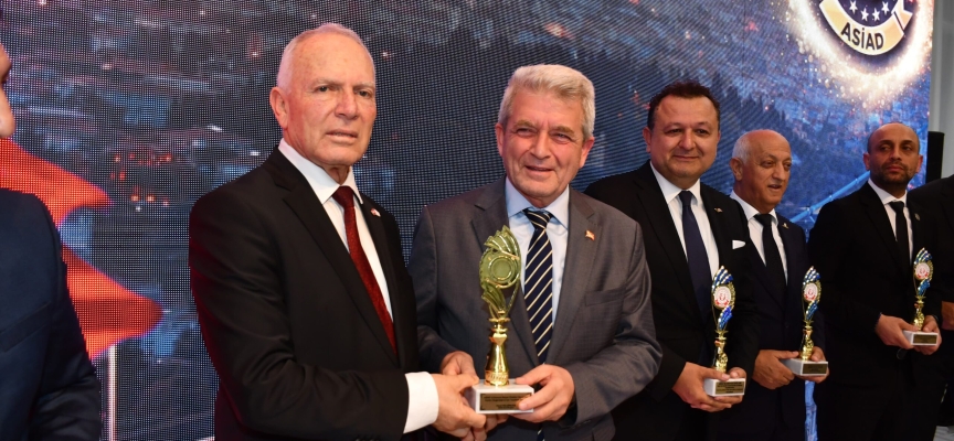 Töre’ye, İstanbul’da “Mutlu Barış Harekâtı’nın 50. Yılı Onur Ödülü“ takdim edildi