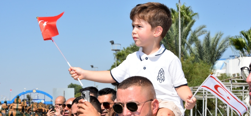 Lefkoşa Dr. Fazıl Küçük Bulvarı’nda 30 Ağustos Zafer Bayramı resmigeçit töreni