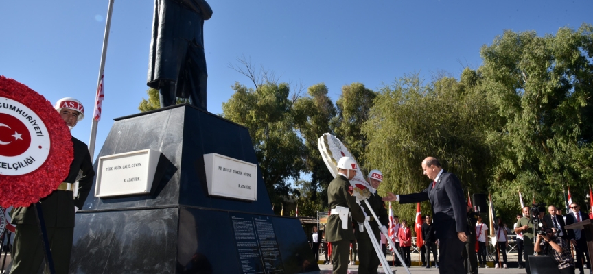 29 Ekim Cumhuriyet Bayramı nedeniyle, Lefkoşa’da, Atatürk Anıtı önünde törenle düzenlendi