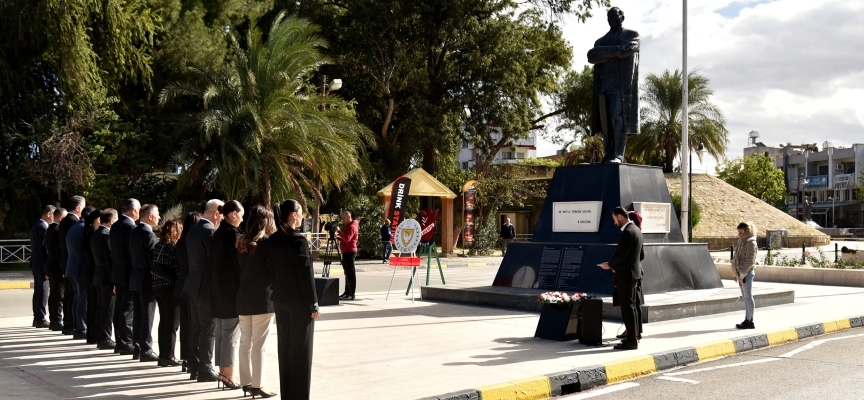 24 Kasım Öğretmenler Günü dolayısıyla Lefkoşa Atatürk Anıtı önünde tören düzenlendi