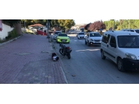 Motosiklet önce yayaya sonra da otomobile çarptı: 2 yaralı