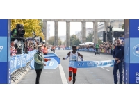 Kenyalı atlet Eliud Kipchoge kendisine ait dünya rekorunu geliştirdi