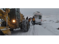 Van'da yolu kapanan mahalledeki hasta ekiplerce hastaneye yetiştirildi