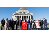 Cumhurbaşkanı Tatar Melbourne’da, Shrine of Remembrance Anıtı’na çelenk sundu, Avustralya Türk Dostluk Anıtı’nı ziyaret etti