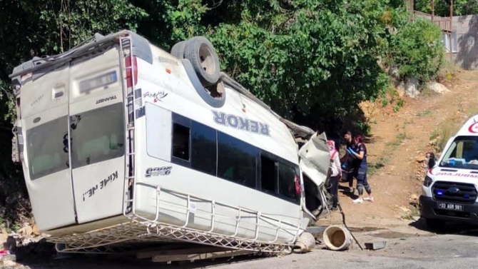 Mersin'de freni boşalan minibüs devrildi: 27 yaralı