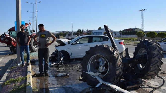 Konya’da otomobilin çarptığı traktör ikiye bölündü: 3 yaralı