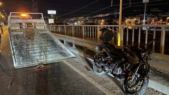 İzmir'de kamyona çarpan motosikletin sürücüsü öldü