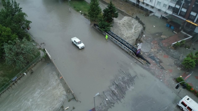 İstanbul'da gök gürültülü sağanak etkili oldu... İstanbul hava durumu...