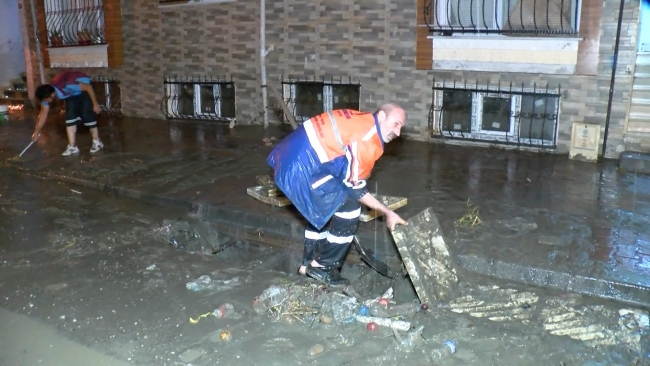 İstanbul'da gök gürültülü sağanak etkili oldu... İstanbul hava durumu...