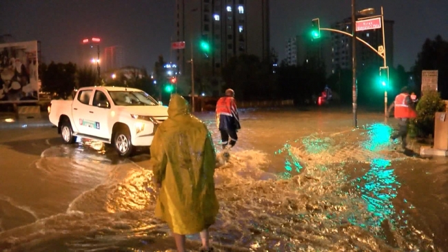 İstanbul'da gök gürültülü sağanak etkili oldu... İstanbul hava durumu...