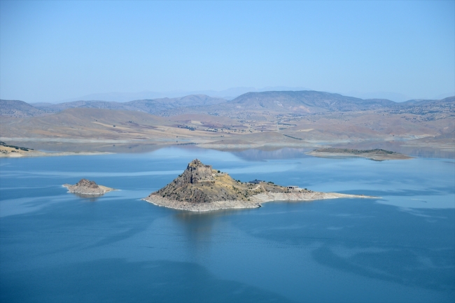 Tunceli'nin tarihi Pertek ilçesi su sporlarıyla adından söz ettiriyor