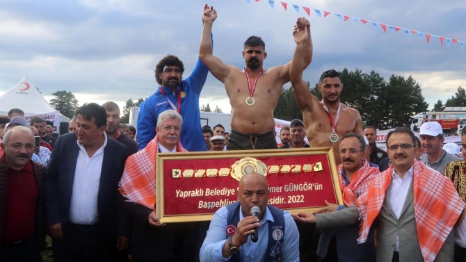 Yapraklı Yağlı Güreşleri'nde başpehlivanlığı Cengizhan Şimşek kazandı