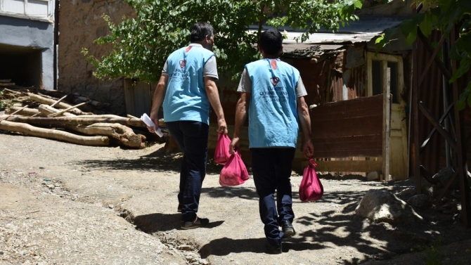 Hakkari'de 3 bin aileye kurban eti dağıtıldı