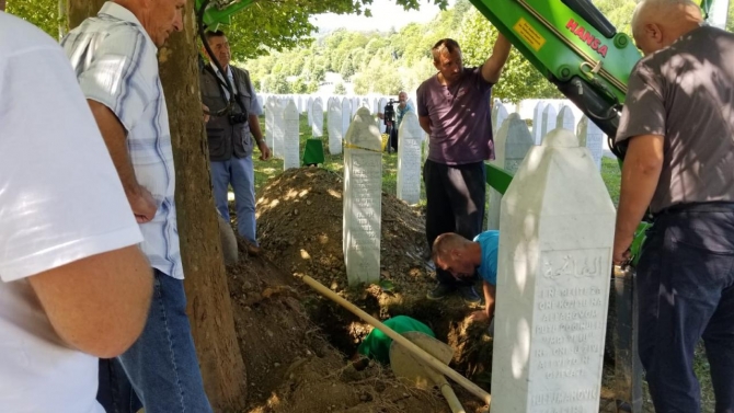 Srebrenitsa kurbanlarının mezarları kemik ilavesi için yeniden açılıyor