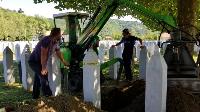 Srebrenitsa kurbanlarının mezarları kemik ilavesi için yeniden açılıyor