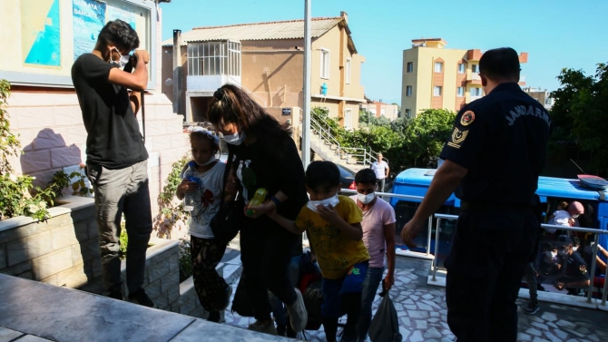 İzmir'de 143 düzensiz göçmen yakalandı