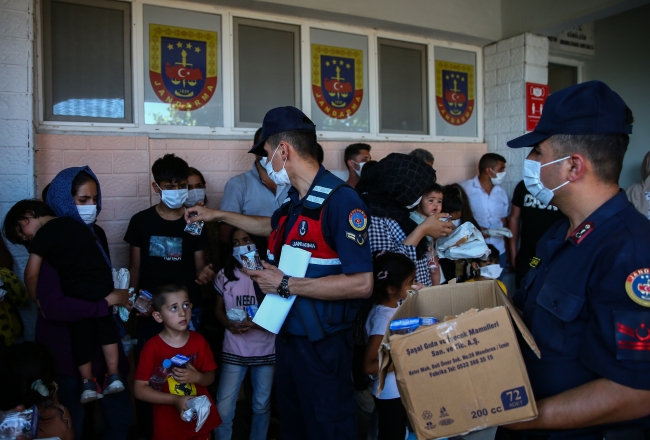 İzmir'de 143 düzensiz göçmen yakalandı