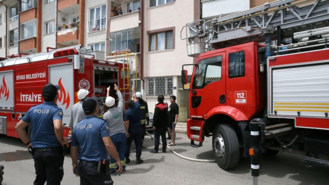 Sivas'ta binada çıkan yangında 5 kişi dumandan etkilendi