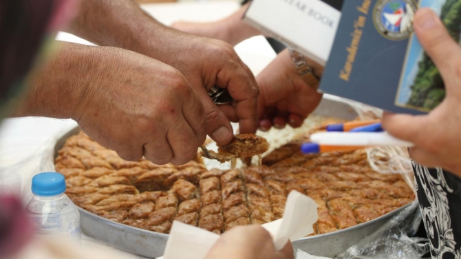 Düzce'deki tarihi mahallede ev yapımı tatlı yarışı