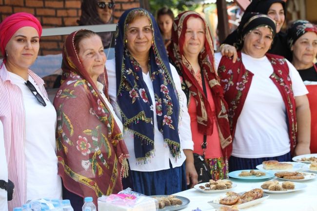 Düzce'deki tarihi mahallede ev yapımı tatlı yarışı