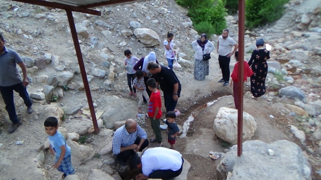 Batman'daki doğal maden suyu çeşmesine ziyaretçi akını