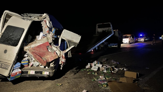 Kilis'te gıda yüklü minibüs devrildi