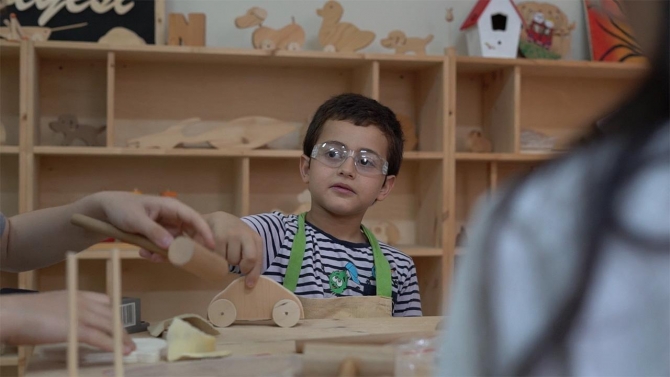 Öğrenciler kendi ahşap oyuncaklarını üretiyor