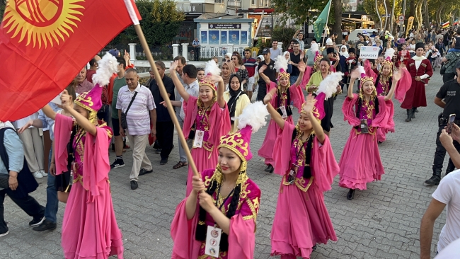 Yalova'da 25. Türk Boyları Kültür Şöleni'nde kortej yürüyüşü