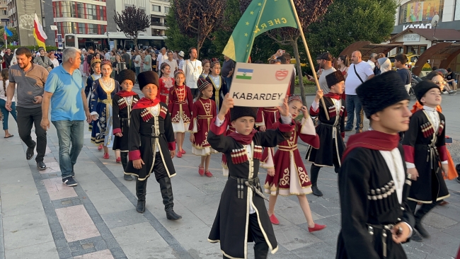 Yalova'da 25. Türk Boyları Kültür Şöleni'nde kortej yürüyüşü