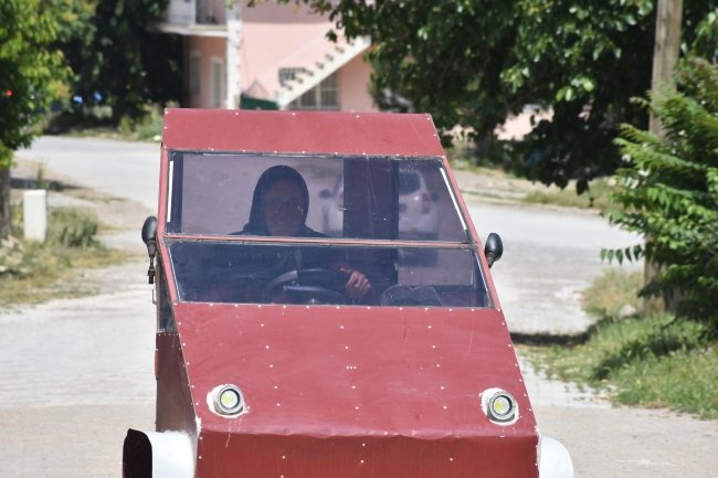 Yürümekte zorlanan annesinin hayatını elektrikli araçla kolaylaştırdı