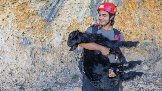 15 metrelik çukura düşen keçiyi itfaiye kurtardı