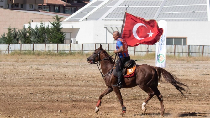 Malatya'daki kayısı festivalinde atlı cirit gösterisi sunuldu