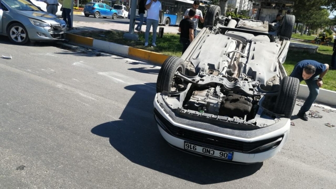 Elazığ’da iki otomobil çarpıştı biri ters döndü: 1 yaralı