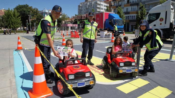 Çorum'da jandarmadan simülatörlü trafik eğitimi