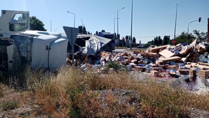 Afyonkarahisar'da otomobille çarpışan boya yüklü tır devrildi