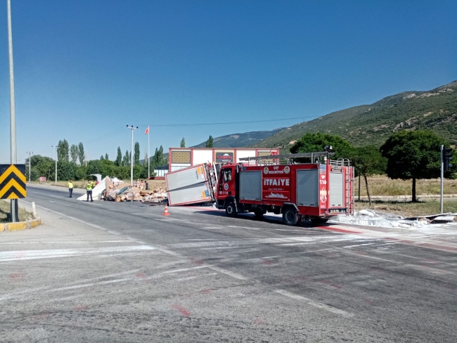 Afyonkarahisar'da otomobille çarpışan boya yüklü tır devrildi