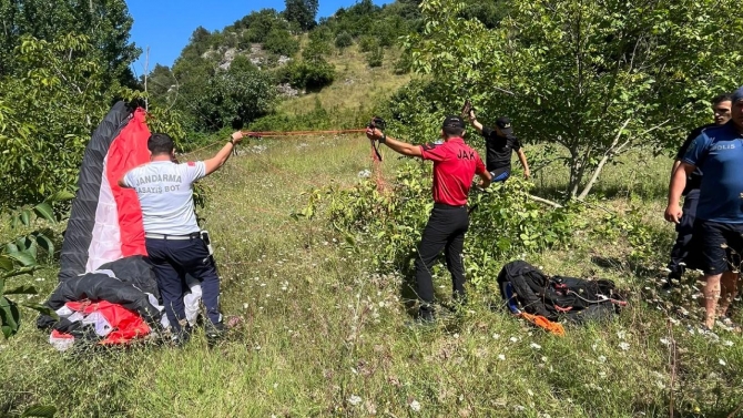 Samsun'da düşen paraşütçüyü jandarma ekipleri kurtardı