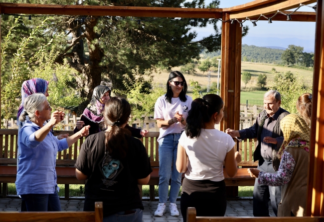 Huzurevi sakinleri için lavanta bahçesinde etkinlik