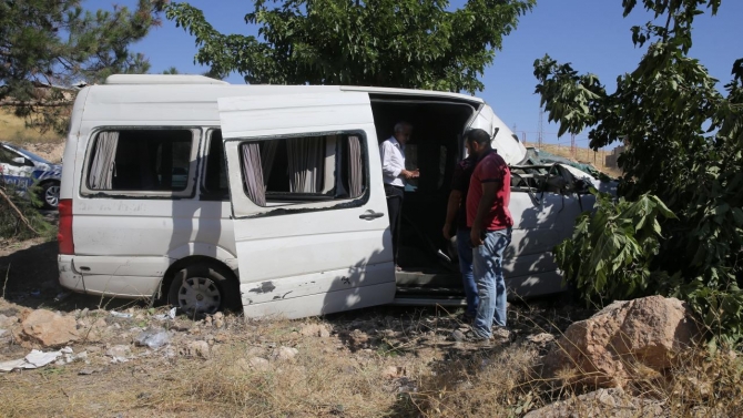 Şanlıurfa'da işçi servis minibüsü devrildi: 18 yaralı