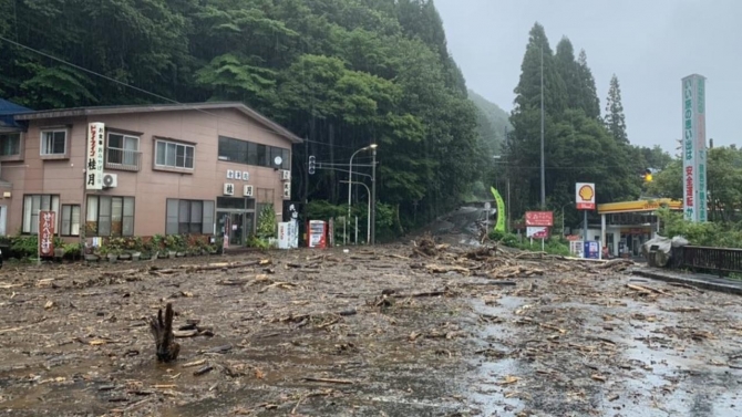 Japonya sele teslim: Tren seferleri iptal edildi