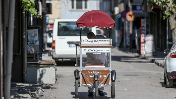 Bursa'nın yarım asırlık sokak lezzeti: "Bağdat hurma tatlısı"