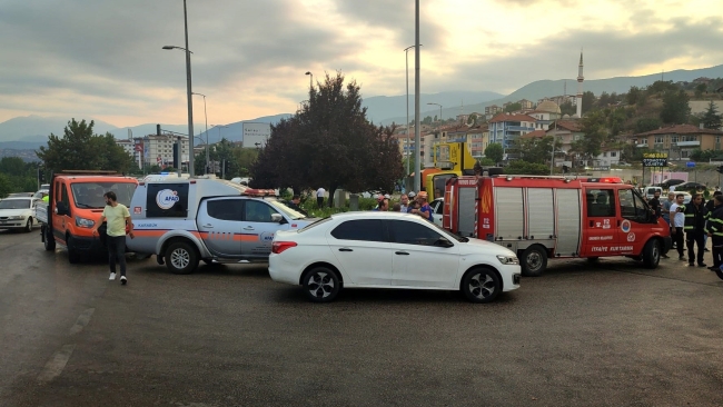 Freni boşalan kamyon otomobile çarptı: 6 yaralı